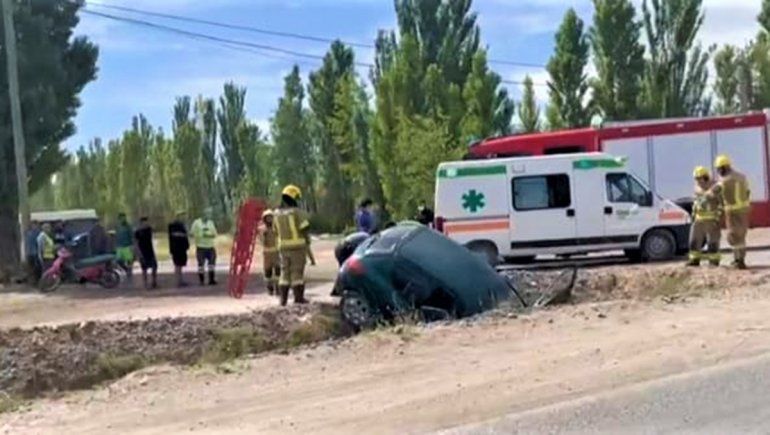 Brutal choque terminó con un auto adentro de un canal