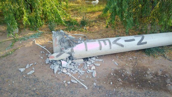 Un camión chocó contra un poste y provocó un gran apagón