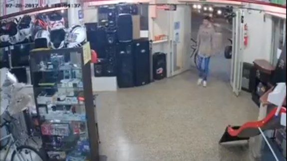 asi robaron una bicicleta en el centro de centenario