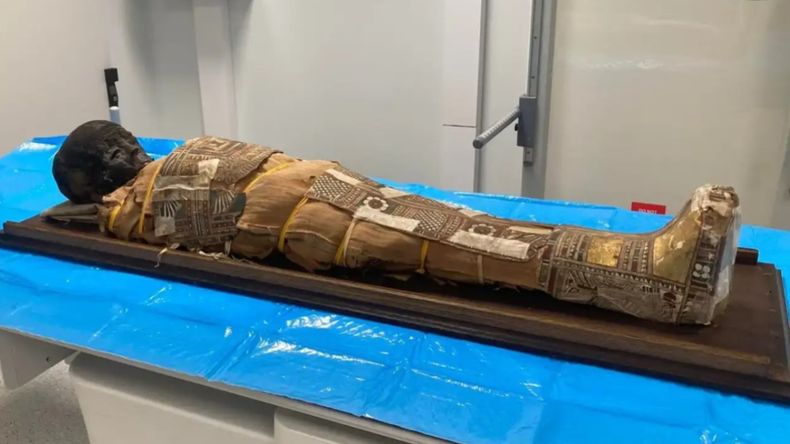 Descubren un misterioso papiro oculto bajo las vendas de una momia milenaria en Polonia