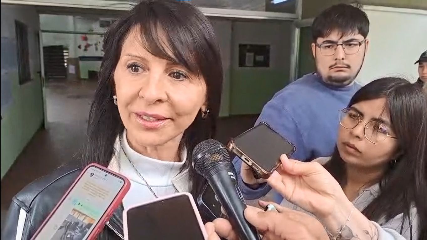 Lorena Villaverde habló con la prensa tras sufragar en Cipolletti.