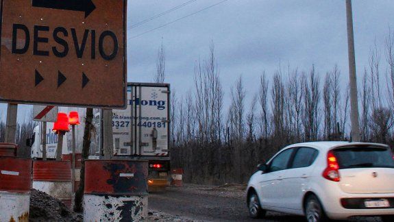 Los caminos alternativos ya no soportan el flujo vehicular y están en pésimo estado. Por eso, la Ruta 65 está colapsada de vehículos casi todo el día.