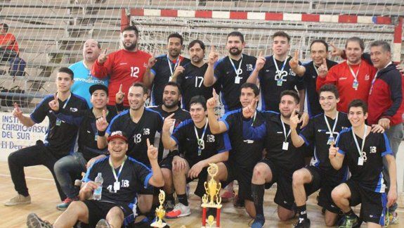 La formación completa de la Escuela Municipal, campeona de local.