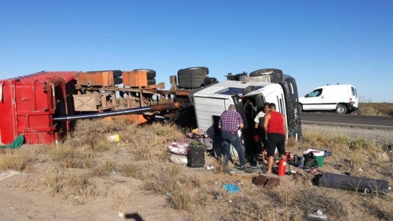 Camionero se salvó de milagro tras volcar sobre la Ruta 151