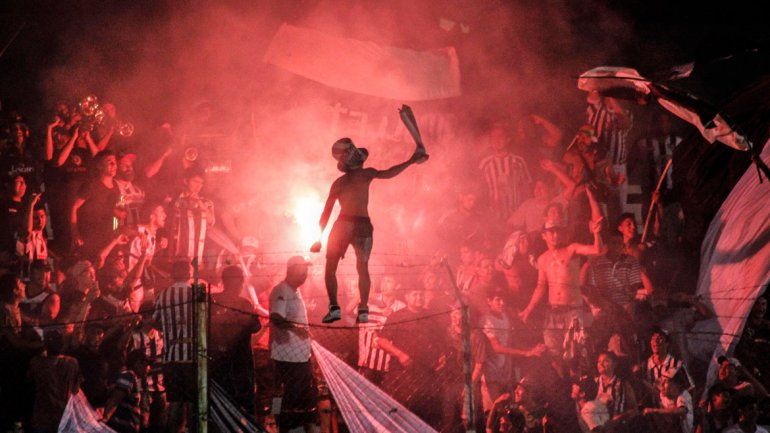 Tribunas llenas y felices gracias al gol de Germán Weiner.