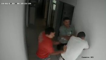 Video: brutal ataque a un médico de guardia en un hospital
