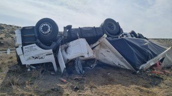 El trágico accidente ocurrió en una curva, cuando el camión iba en bajada