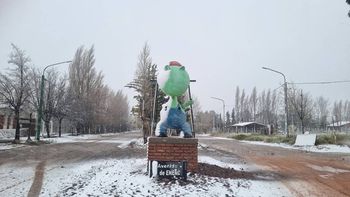 En Villa El Chocón, la nieve sorprendió a vecinos y turistas / Foto Municipalidad&nbsp;
