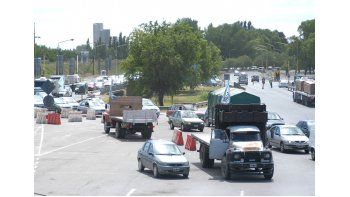 transportistas cortaron en forma total el puente viejo