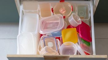 chau a los tuppers desordenados: la solucion sencilla que transforma la cocina en un solo paso