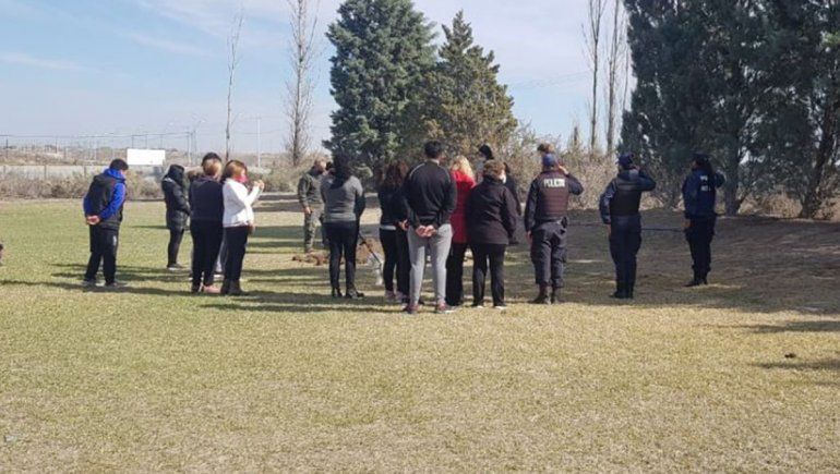 Emocionante acto de despedida a un perrito que vivía en una comisaría 