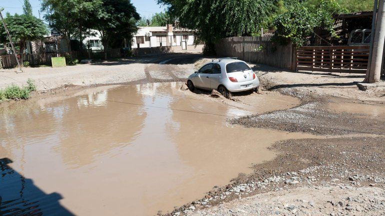Los vecinos aseguran que la rotura se produjo por el paso de camiones.