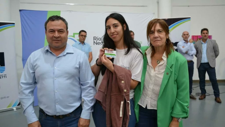 Se entregaron 120 tarjetas a universitarios de la provincia con un beneficio del 50% en el boleto del transporte.