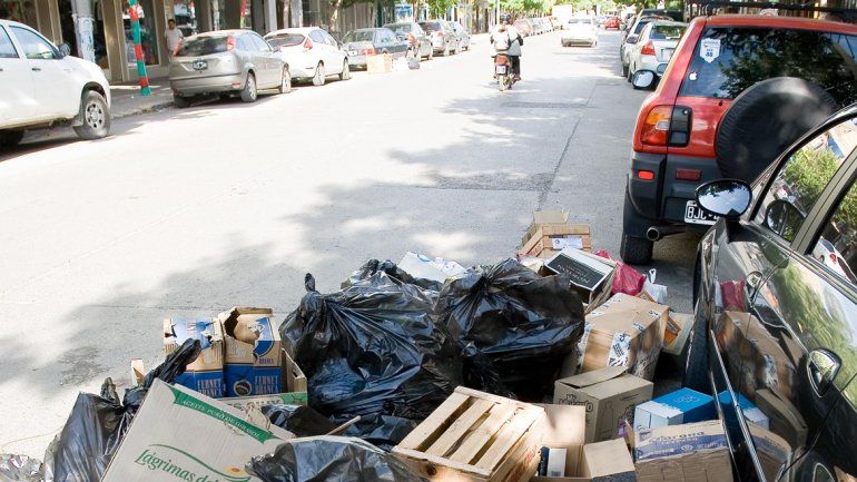 Las calles de la ciudad rebalsan  de basura
