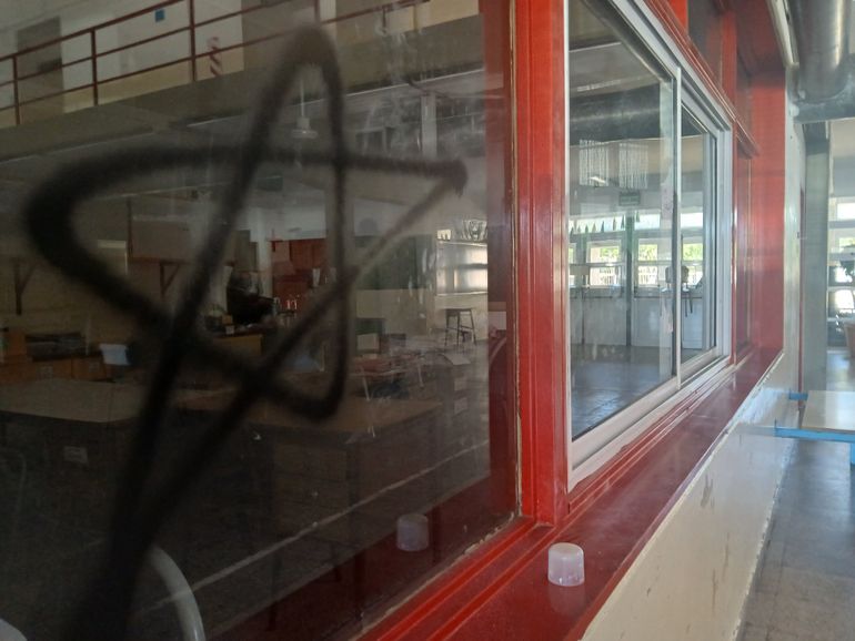 Además de robar herramientas y romper puertas, hicieron pintadas dentro de la escuela. Además de robar herramientas y romper puertas, hicieron pintadas dentro de la escuela.