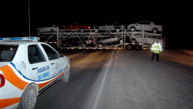 Anoche a las 22:30 un camión que transportaba camionetas y autos quedó varado en la Ruta Nacional 22 a metros del acceso a la Isla Jordán. 
