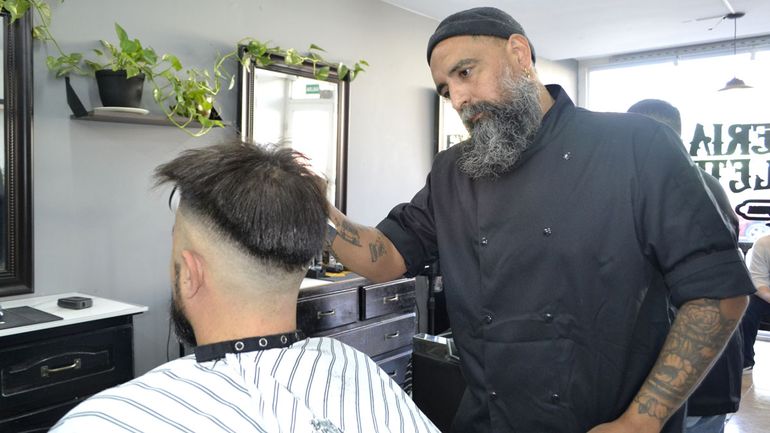 Los cursos de barbería ofrecen una opción de salida laboral inmediata una vez finalizada la capacitación.