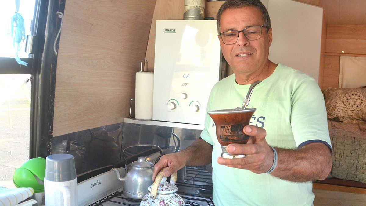 ¡Tomá mate! Juan volvió a la región en su Motorhome que es como un monoambiente. Foto Antonio Spagnuolo.