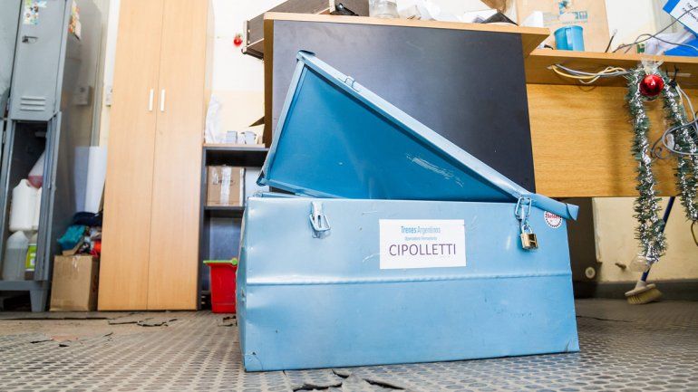 Una caja de metal fue forzada y abandonada en el piso.