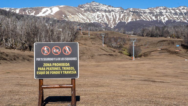 Las impactantes postales del cerro Chapelco sin nieve en pleno invierno