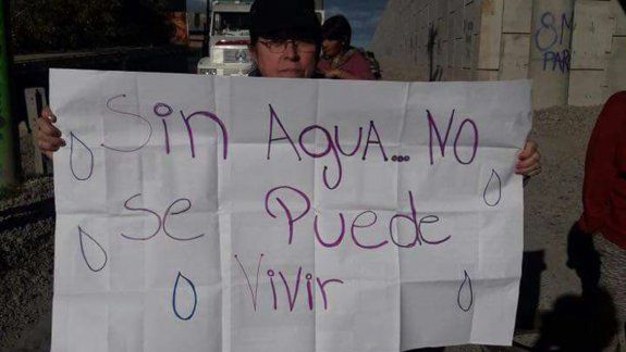 Los vecinos protestaron por la falta de suministro de agua.
