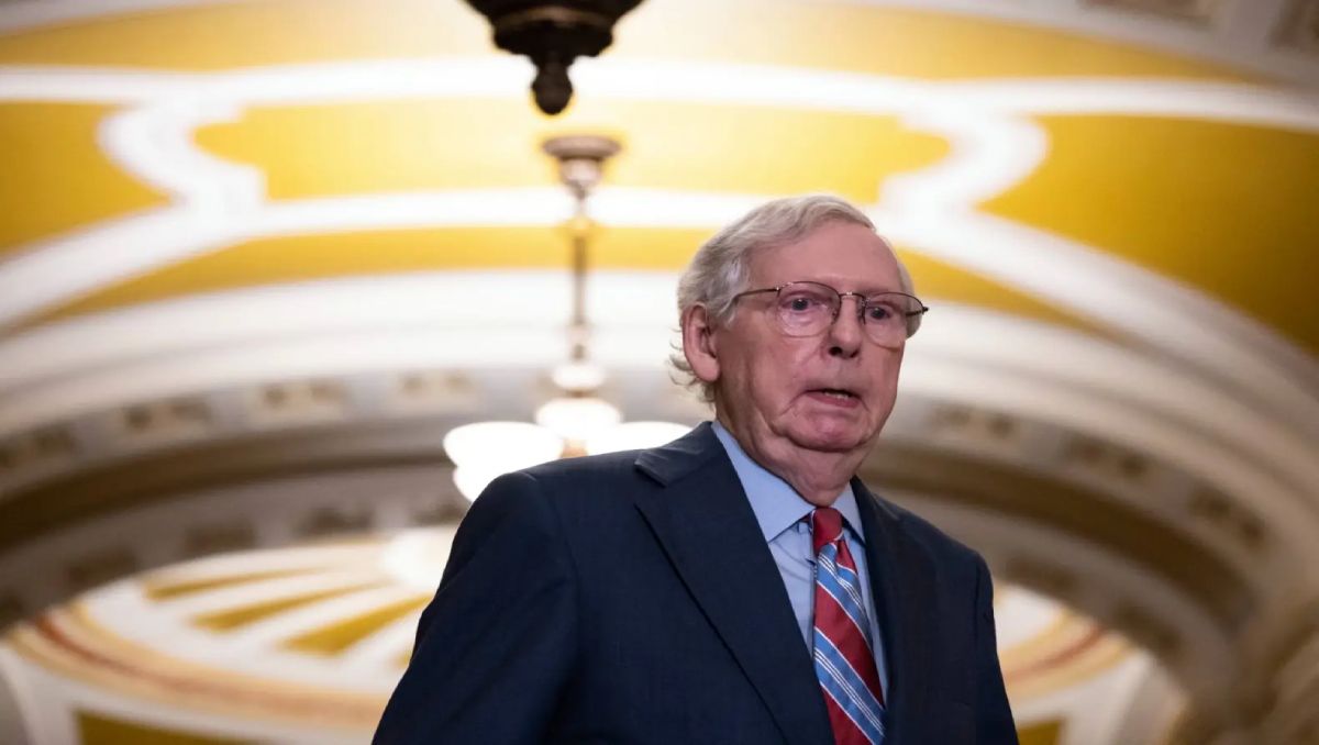 El senador McConnell protagonizó un insólito momento.