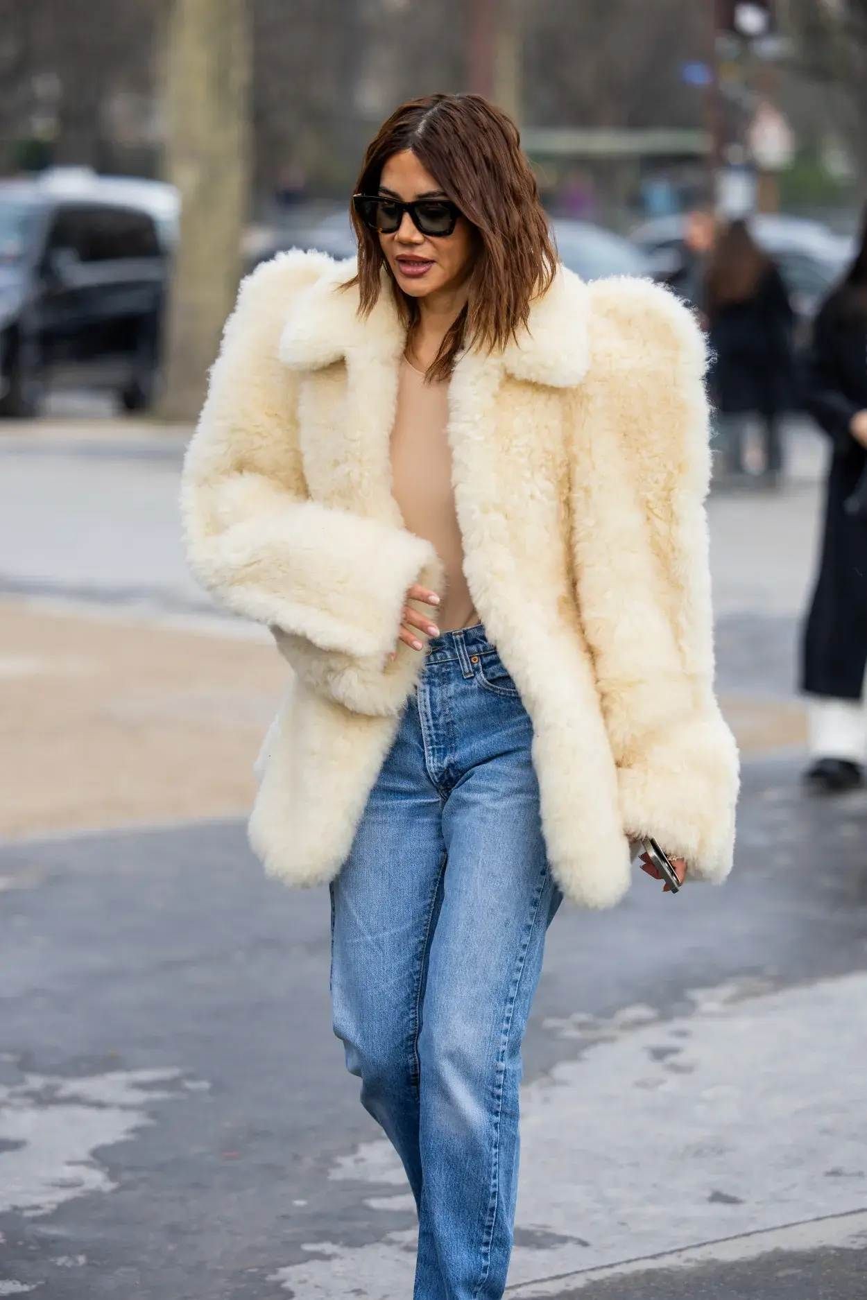Adiós a los jeans, no van más: la prenda retro que marcará tendencia este invierno 2025