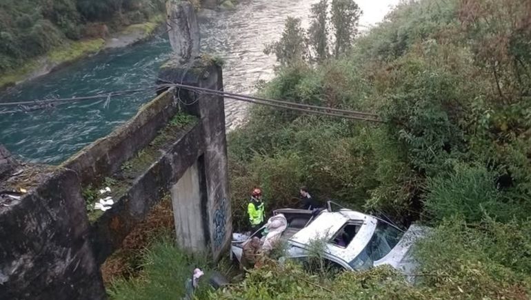 Tragedia en Chile: una niña argentina murió tras volcar una camioneta en un peligroso puente