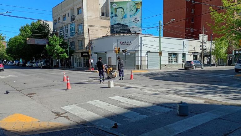Comenzó un recambio cloacal en pleno centro de Cipolletti y hubo interrupción del tránsito