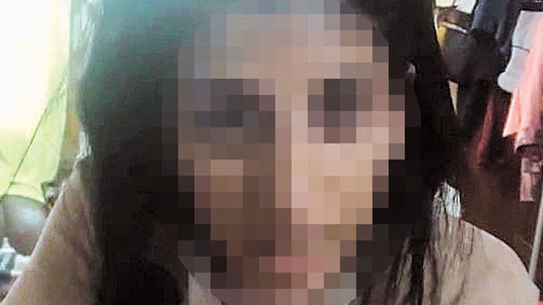 Le quebró el brazo a patadas y le tiró agua hirviendo