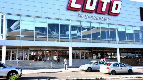 Se desplomó el cielorraso del patio de comidas de Coto