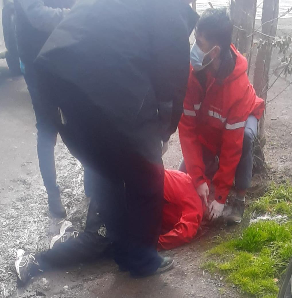 Discutió con la ex y ella le atrevesó un hierro en la garganta y lo mató