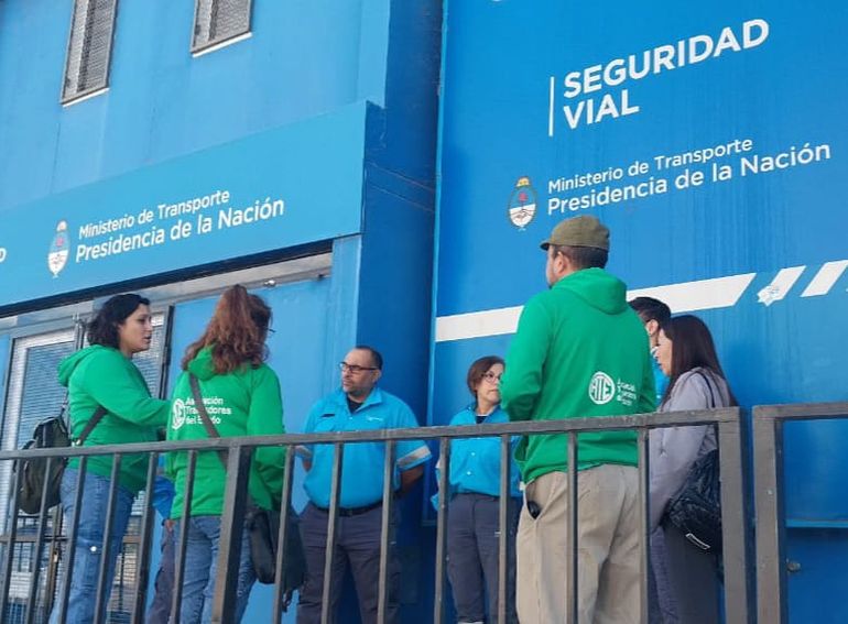 Los afiliados al gremio ATE acamparán frente a la oficina de Seguridad Vial, cerca de los puentes.