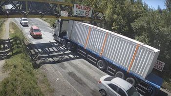 video: un camion choco el puente ferroviario y el tren del valle debio suspender el servicio