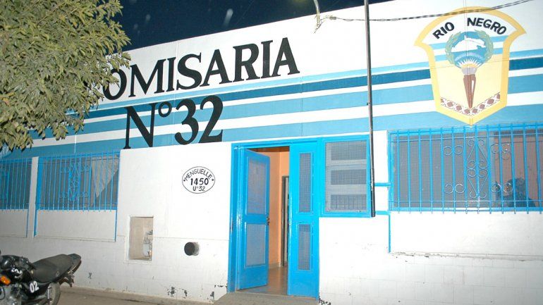 Un grupo de jóvenes rompió el vidrio de un móvil policial pero se escaparon