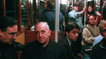 Bergoglio viajando en el subte luego de asistir a un homenaje a las víctimas de Cromañón. Foto: Pablo Leguizamón.