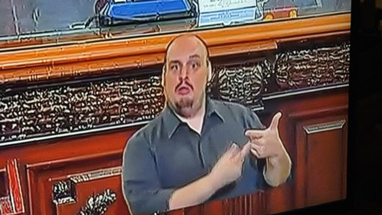 Los mejores memes del intérprete de lengua de señas del discurso de Javier Milei que se hizo viral