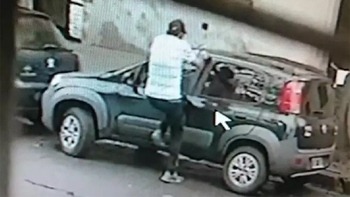 Video: dobló la puerta de un auto para robarse la batería