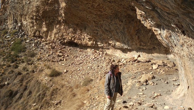 Se secó una cascada y detrás hallaron grabados rupestres