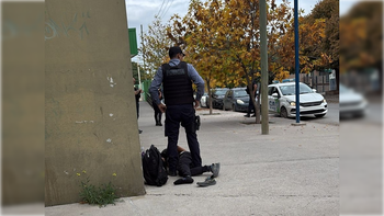 Un agente policial inició una persecución a bordo de su moto particular y logró alcanzar al sospechoso. Foto: Gentileza.