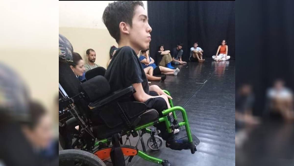 Julián sufre una enfermedad degenerativa. Requiere una silla de ruedas especial y no se la dan.