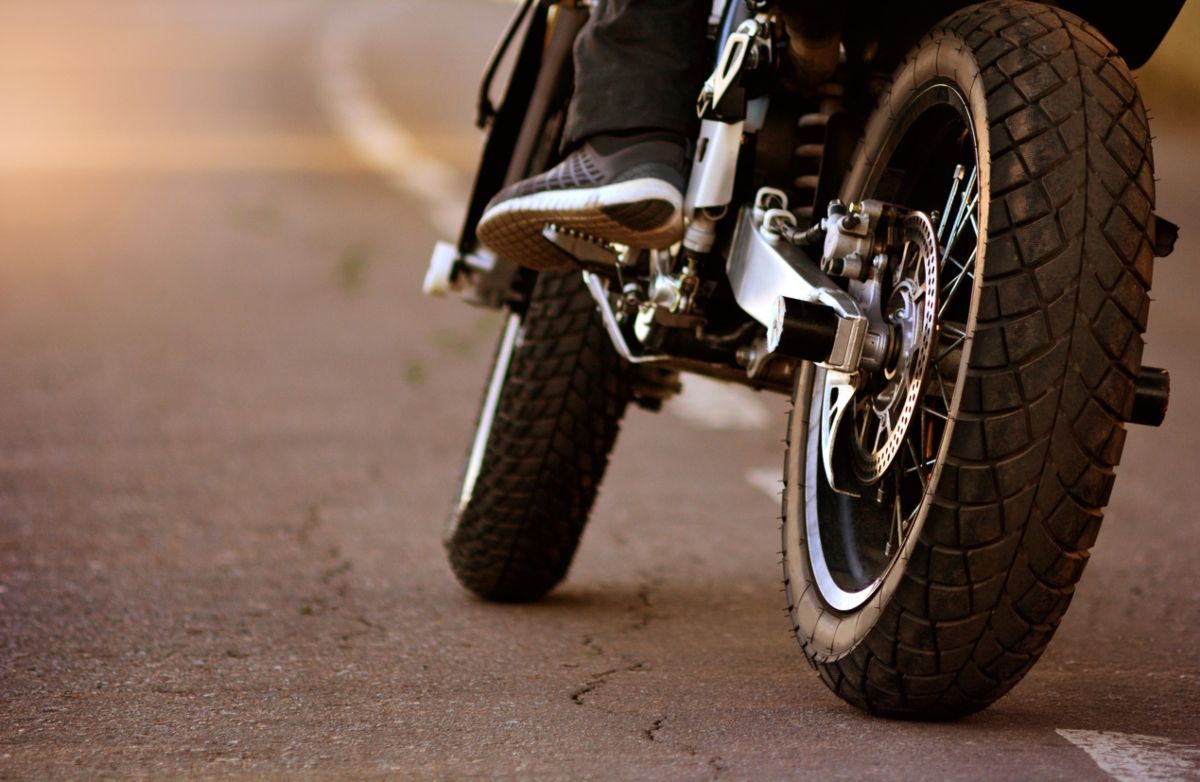 El joven que conducía la moto escapó, pero fue atrapado por la policía. Agredió a los uniformados que participaron en el operativo.&nbsp;