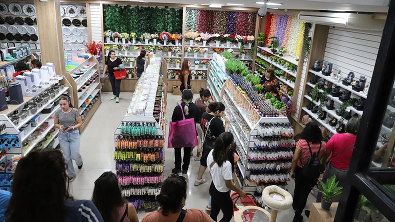 Furor por el nuevo todo por dos pesos: los precios del bazar de tres pisos en el bajo neuquino | LMCipolletti.com Furor por el nuevo todo por dos pesos: los precios del bazar de tres pisos en el bajo neuquino