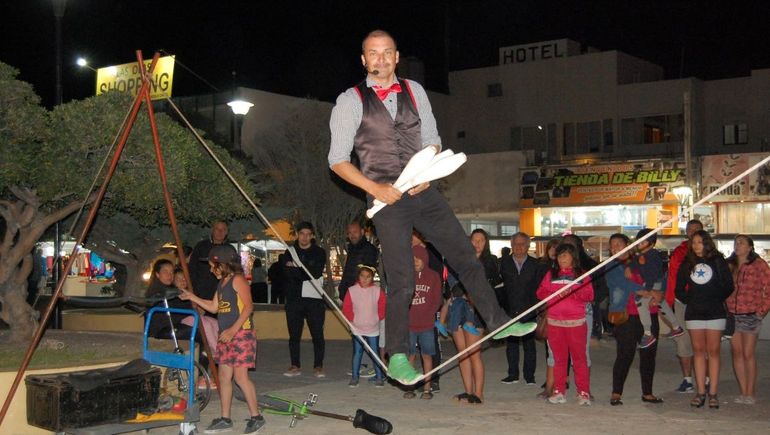 Facu Disturbio es uno de los artistas callejeros que más público convoca en la peatonal de Las Grutas. Sufrió un accidente practicando kitesurf