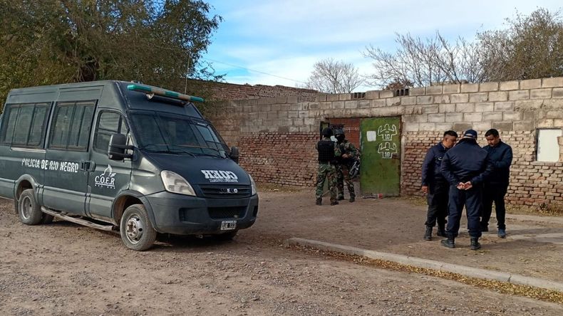 Efectivo de distintas unidades policiales de Cipolletti participaban en el operativo de Ferri. | LMCipolletti.com Efectivo de distintas unidades policiales de Cipolletti participaban en el operativo de Ferri.