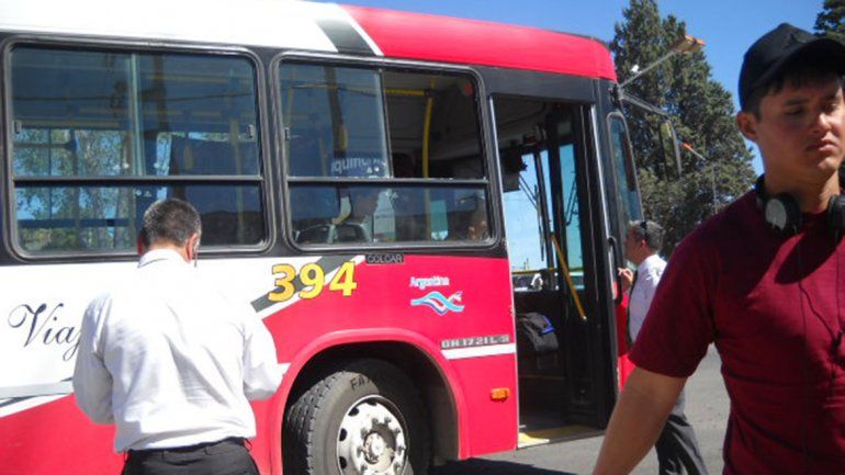 Vándalos atacaron un colectivo y dejaron una herida