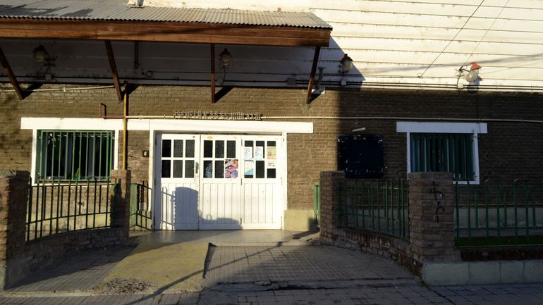 La escuela primaria 33 de Cipolletti tendrá la refacción integral del patio para evitar anegaciones por lluvia.