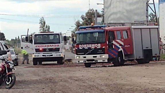 Susto por un incendio en una concesionaria de autos
