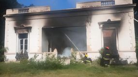 El antiguo palacio se incendió el lunes por la mañana. Después los bomberos encontraron un explosivo. Su dueño dijo que no implicaba peligro. | LMCipolletti.com El antiguo palacio se incendió el lunes por la mañana. Después los bomberos encontraron un explosivo. Su dueño dijo que no implicaba peligro.