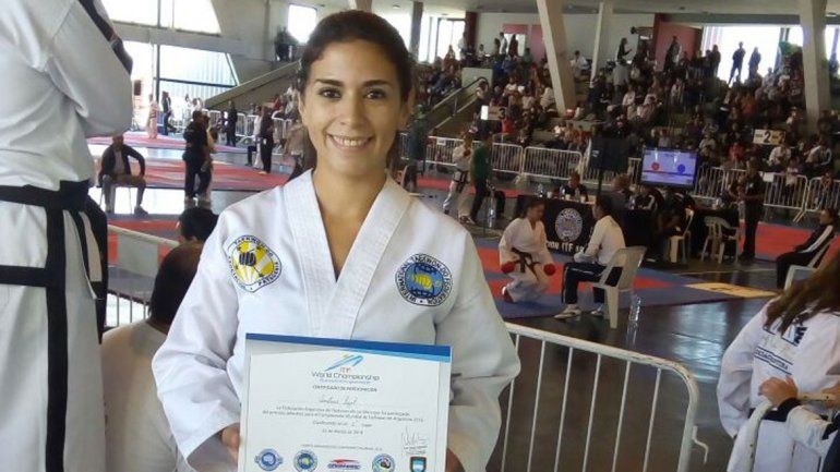 La cipoleña Lizet Bastías con su pasaporte al Mundial en la mano.